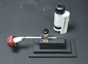 ビュランを研磨するためのビュランの固定と観察用顕微鏡